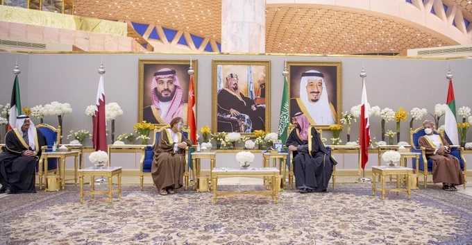 سمو سيدي ولي العهد في مقدمة مستقبلي سمو نائب رئيس الوزراء لشؤون مجلس الوزراء بسلطنة عمان لدى وصوله الرياض. - صورة 3