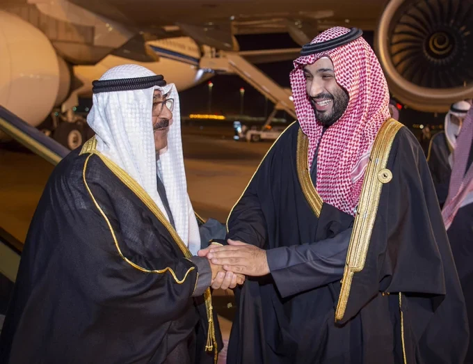 سمو سيدي ولي العهد في مقدمة مستقبلي أخيه سمو ولي العهد بدولة الكويت لدى وصوله الرياض - صورة 3