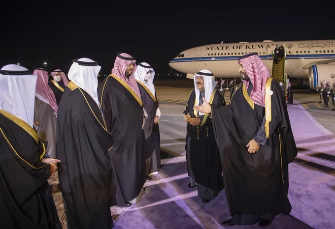سمو سيدي ولي العهد في مقدمة مستقبلي أخيه سمو ولي العهد بدولة الكويت لدى وصوله الرياض - صورة 4