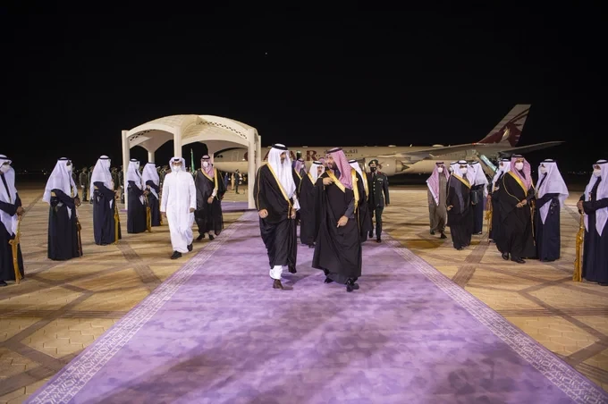 سمو سيدي ولي العهد في مقدمة مستقبلي أخيه سمو أمير دولة قطر لدى وصوله العاصمة الرياض - صورة 3