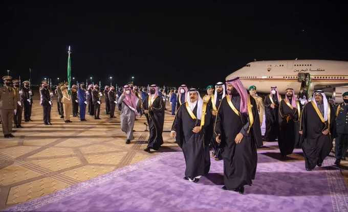 سمو سيدي ولي العهد في مقدمة مستقبلي أخيه جلالة ملك مملكة البحرين لدى وصوله العاصمة الرياض - صورة 3