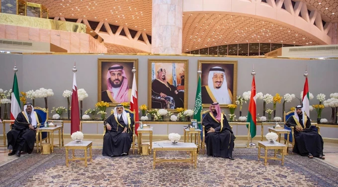 سمو سيدي ولي العهد في مقدمة مستقبلي أخيه جلالة ملك مملكة البحرين لدى وصوله العاصمة الرياض - صورة 4