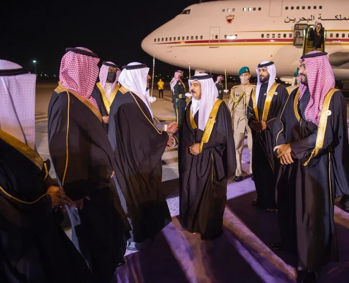 سمو سيدي ولي العهد في مقدمة مستقبلي أخيه جلالة ملك مملكة البحرين لدى وصوله العاصمة الرياض - صورة 2