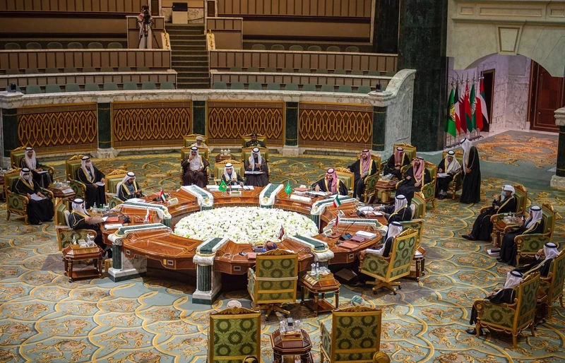 أصحاب الجلالة والسمو قادة ورؤساء وفود دول مجلس التعاون خلال أعمال اجتماع الدورة 42 للمجلس الأعلى. - صورة 2