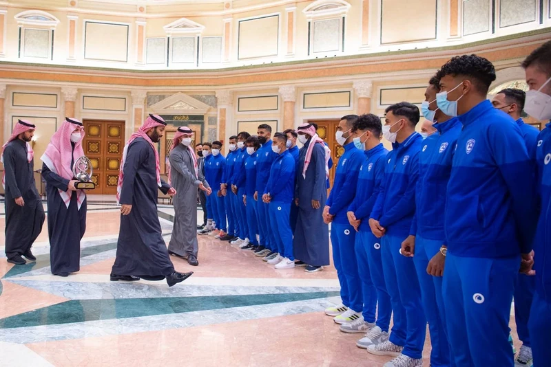 سمو سيدي ولي العهد يستقبل سمو وزير الرياضة ورئيس الاتحاد السعودي لكرة القدم، ورئيس وأعضاء مجلس إدارة نادي الهلال - صورة 3