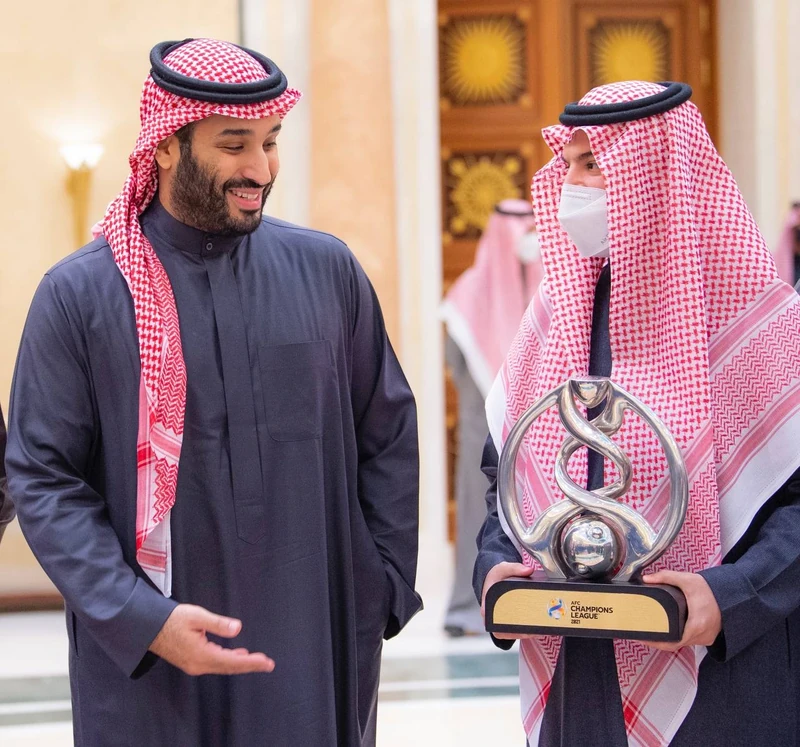 سمو سيدي ولي العهد يستقبل سمو وزير الرياضة ورئيس الاتحاد السعودي لكرة القدم، ورئيس وأعضاء مجلس إدارة نادي الهلال - صورة 5