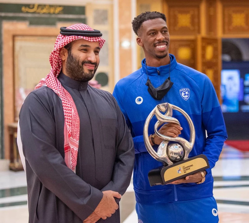 سمو سيدي ولي العهد يستقبل سمو وزير الرياضة ورئيس الاتحاد السعودي لكرة القدم، ورئيس وأعضاء مجلس إدارة نادي الهلال - صورة 6