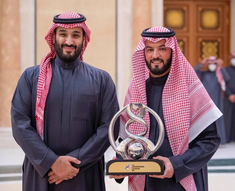سمو سيدي ولي العهد يستقبل سمو وزير الرياضة ورئيس الاتحاد السعودي لكرة القدم، ورئيس وأعضاء مجلس إدارة نادي الهلال - صورة 10