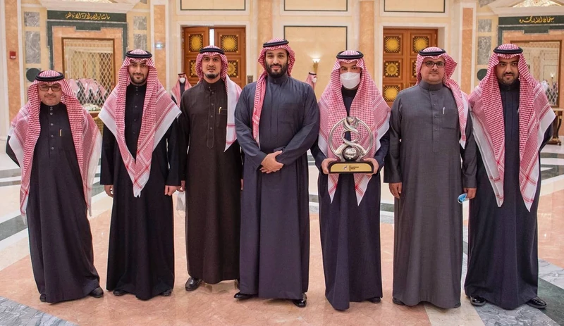 سمو سيدي ولي العهد يستقبل سمو وزير الرياضة ورئيس الاتحاد السعودي لكرة القدم، ورئيس وأعضاء مجلس إدارة نادي الهلال - صورة 17