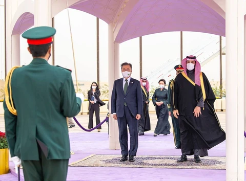 سمو سيدي ولي العهد يستقبل رئيس جمهورية كوريا لدى وصوله الرياض