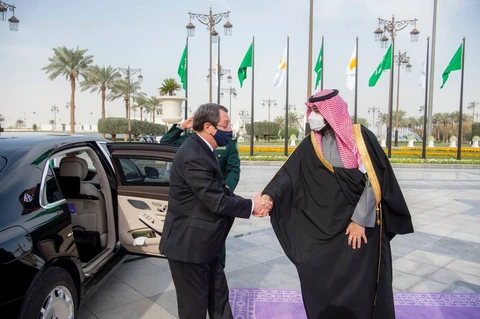 سمو سيدي ولي العهد يستقبل فخامة رئيس قبرص وقد أجريت لفخامته مراسم استقبال رسمية