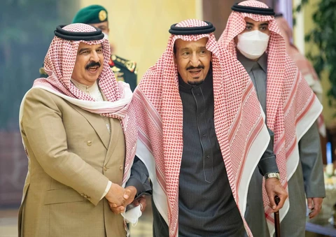 سيدي خادم الحرمين الشريفين يستقبل جلالة ملك مملكة البحرين ويقيم مأدبة غداء تكريماً لجلالته