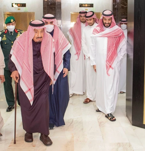 سيدي خادم الحرمين الشريفين يغادر المستشفى بعد نجاح الفحوصات الطبية