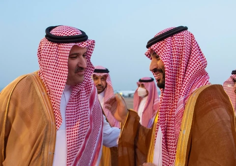 سمو سيدي ولي العهد يصل المدينة المنورة وفي مقدمة مستقبليه سمو أمير المنطقة وسمو نائبه