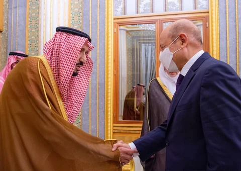سيدي خادم الحرمين الشريفين يستقبل رئيس مجلس القيادة الرئاسي اليمني ونوابه