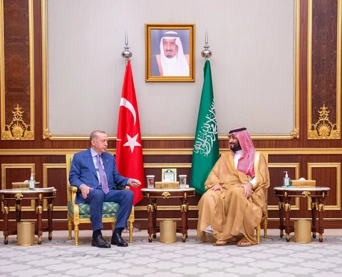 سمو سيدي ولي العهد ورئيس جمهورية تركيا يعقدان اجتماعًا بقصر السلام بجدة