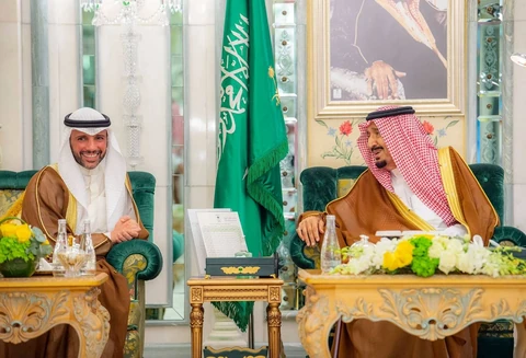 سيدي خادم الحرمين الشريفين يستقبل رئيس مجلس الأمة الكويتي وأصحاب الفضيلة المشايخ وأئمة المسجد الحرام