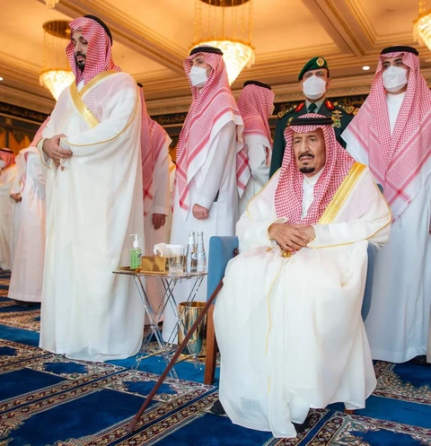 سيدي خادم الحرمين الشريفين يؤدي صلاة عيد الفطر المبارك مع جموع المصلين في المسجد الحرام