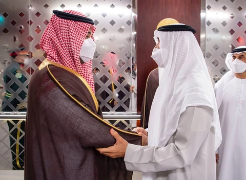سمو سيدي ولي العهد يقدم واجب العزاء في وفاة الشيخ خليفة بن زايد رحمه الله