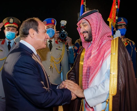 سمو سيدي ولي العهد يصل القاهرة وفخامة رئيس جمهورية مصر في استقباله