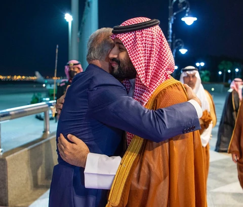 سمو سيدي ولي العهد في مقدمة مستقبلي دولة رئيس وزراء العراق لدى وصوله المملكة