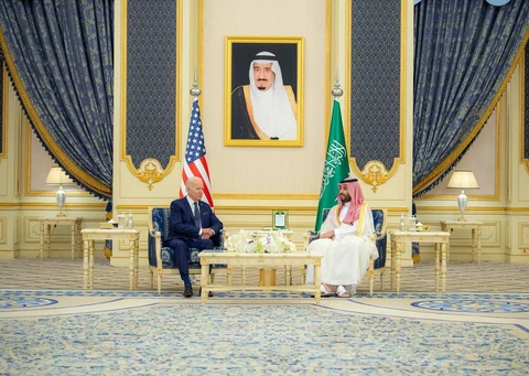 سمو سيدي ولي العهد وفخامة رئيس الولايات المتحدة الأمريكية، يعقدان جلسة مباحثات رسمية، بقصر السلام في جدة