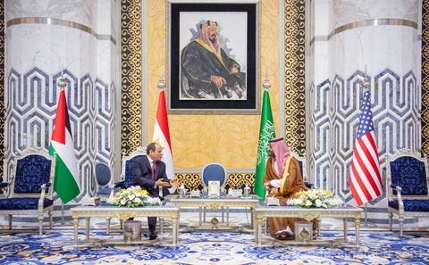 سمو سيدي ولي العهد يستقبل فخامة رئيس جمهورية مصر للمشاركة في قمة جدة