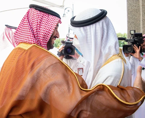 سمو سيدي ولي العهد يستقبل سمو رئيس دولة الإمارات للمشاركة في قمة جدة