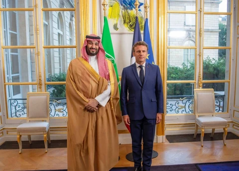 سمو سيدي ولي العهد يلتقي فخامة الرئيس الفرنسي ويعقدان اجتماعاً موسعاً بحضور وفدي البلدين