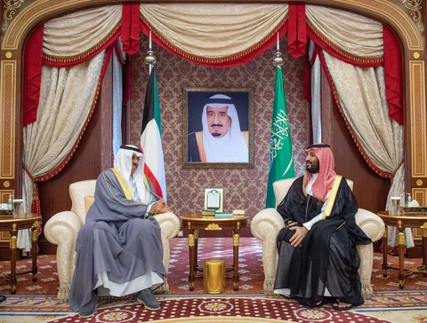 سمو سيدي ولي العهد يتسلم رسالة خطية لخادم الحرمين الشريفين من سمو أمير دولة الكويت