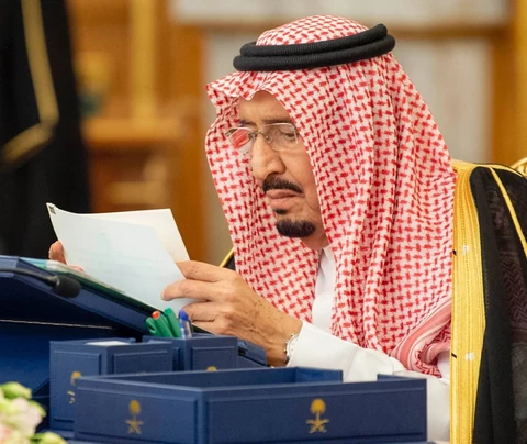 سيدي خادم الحرمين الشريفين يرأس جلسة مجلس الوزراء في قصر السلام بجدة