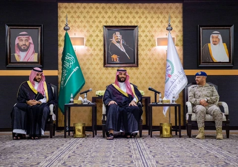 سمو سيدي ولي العهد يلتقي سمو وزير الدفاع وقيادات الوزارة