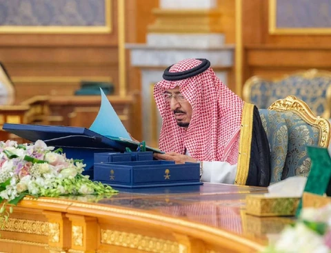 سيدي خادم الحرمين الشريفين يرأس جلسة مجلس الوزراء في قصر السلام بجدة