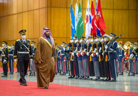 سمو سيدي ولي العهد يصل سيئول ودولة رئيس وزراء كوريا في مقدمة مستقبليه