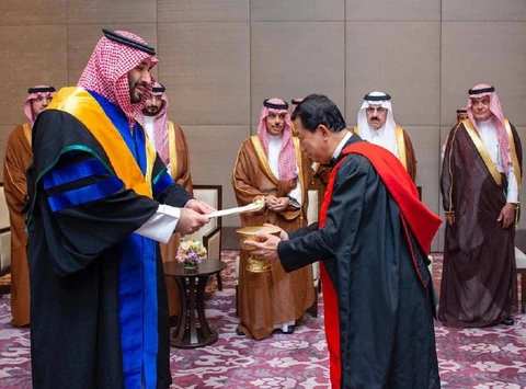 ولي العهد يتسلم شهادة الدكتوراه الفخرية من جامعة كاسيتسارت