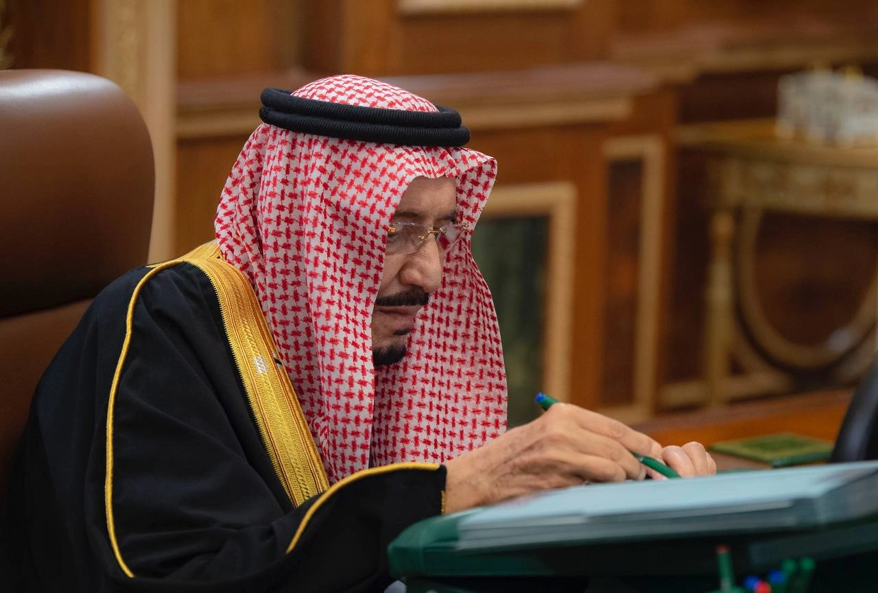 سيدي خادم الحرمين الشريفين يرأس جلسة مجلس الوزراء عبر الاتصال المرئي - صورة 1
