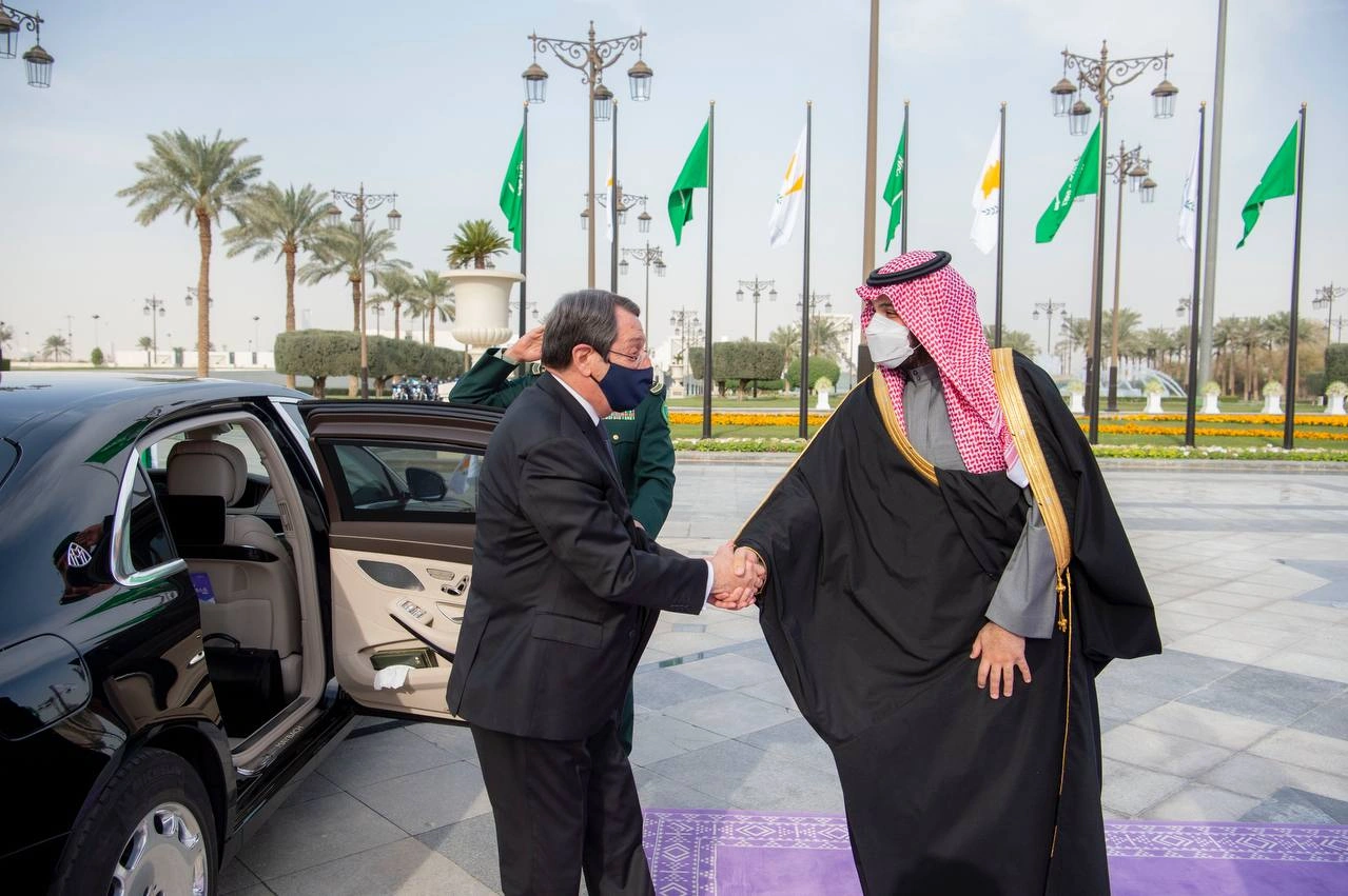 سمو سيدي ولي العهد يستقبل فخامة رئيس قبرص وقد أجريت لفخامته مراسم استقبال رسمية - صورة 1
