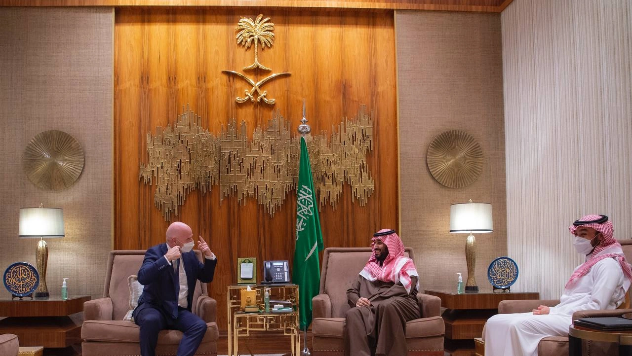 سمو سيدي ولي العهد يلتقي رئيس الاتحاد الدولي لكرة القدم فيفا - صورة 1