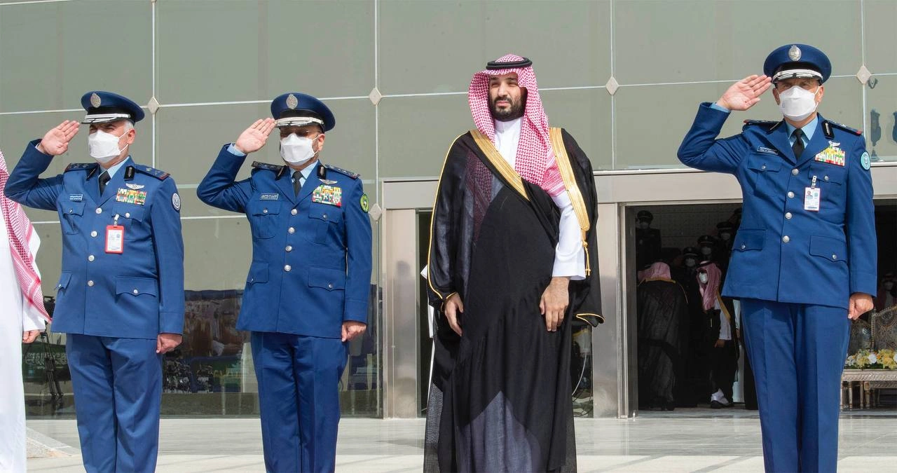 سمو سيدي ولي العهد يرعى حفل تخريج الدفعة 101 من طلبة كلية الملك فيصل الجوية - صورة 1