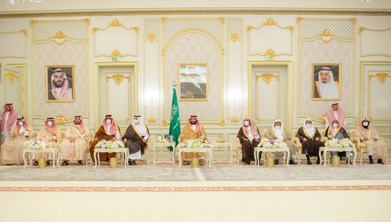 سمو سيدي ولي العهد يستقبل أصحاب الفضيلة والعلماء والمواطنين بالمدينة المنورة - صورة 1