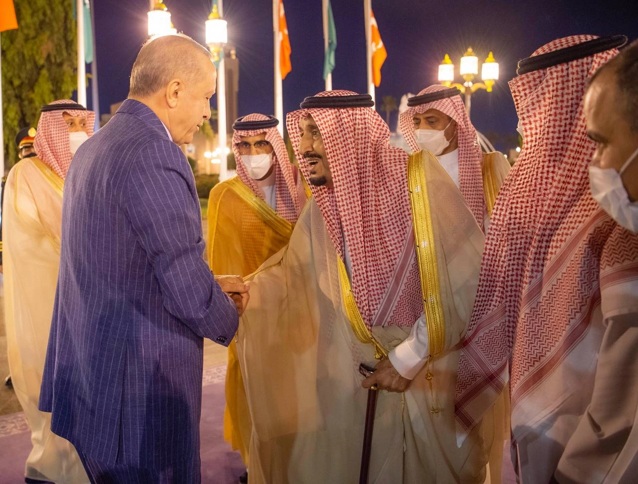 سيدي خادم الحرمين الشريفين يستقبل فخامة رئيس جمهورية تركيا ويقيم مأدبة عشاء رسمية تكريما له - صورة 1
