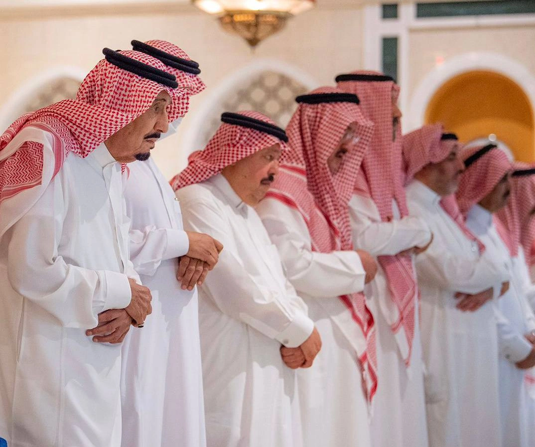 سيدي خادم الحرمين الشريفين يؤدي صلاة التراويح ويشهد ختم القرآن بالمسجد الحرام - صورة 1