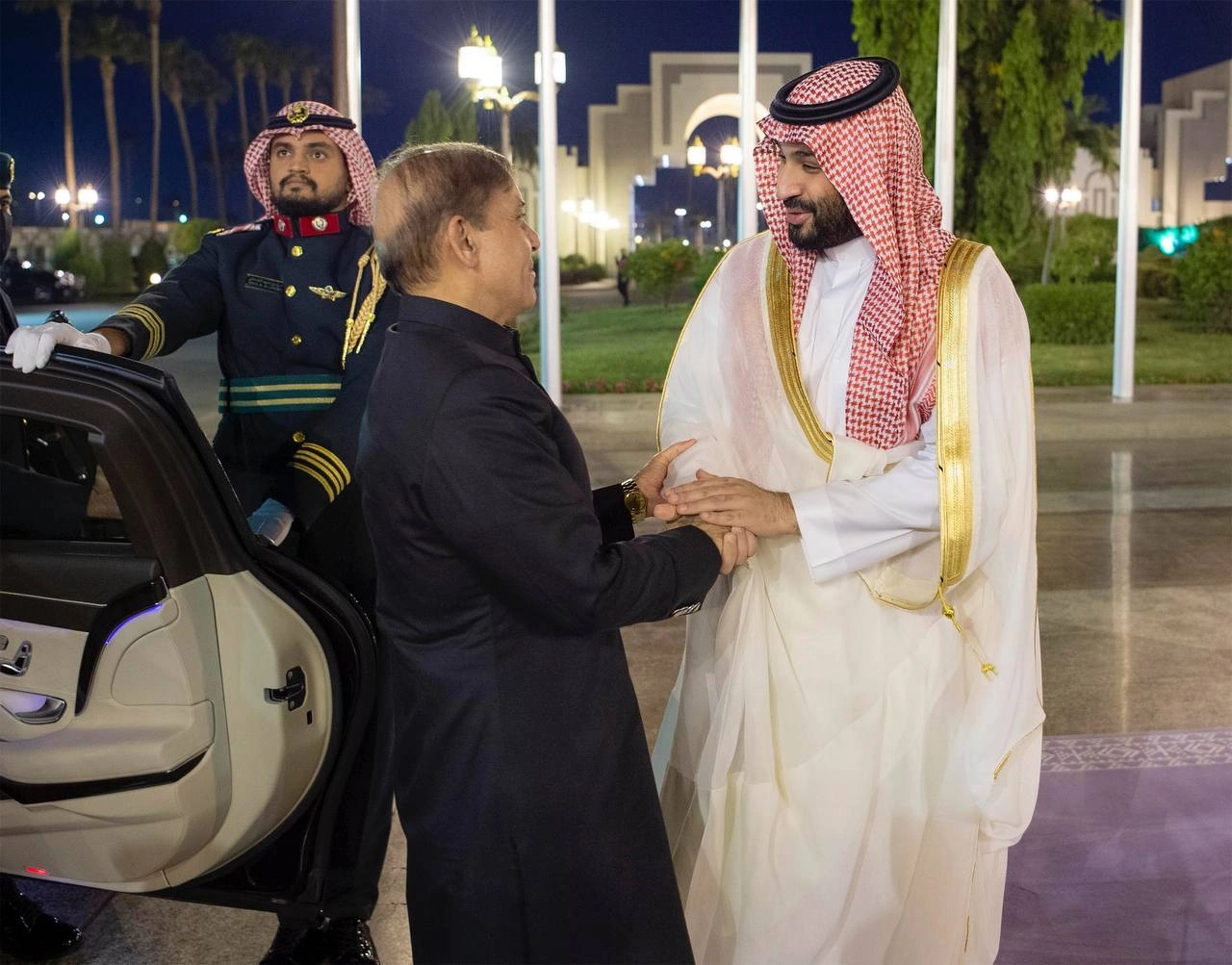 سمو سيدي ولي العهد يستقبل دولة رئيس وزراء باكستان في قصر السلام بجدة - صورة 1