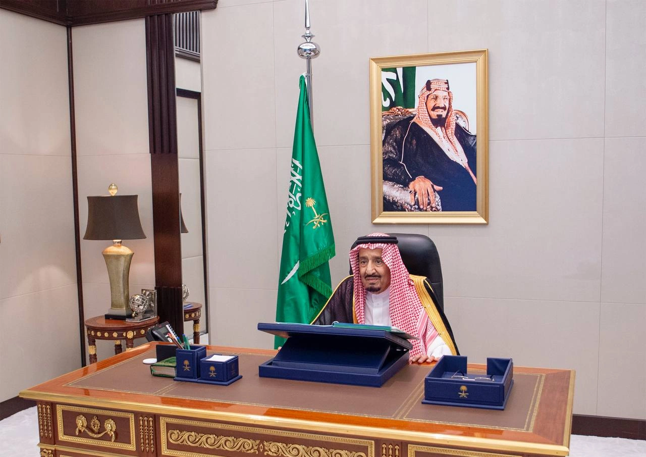 سيدي خادم الحرمين الشريفين يرأس جلسة مجلس الوزراء عبر الاتصال المرئي - صورة 1