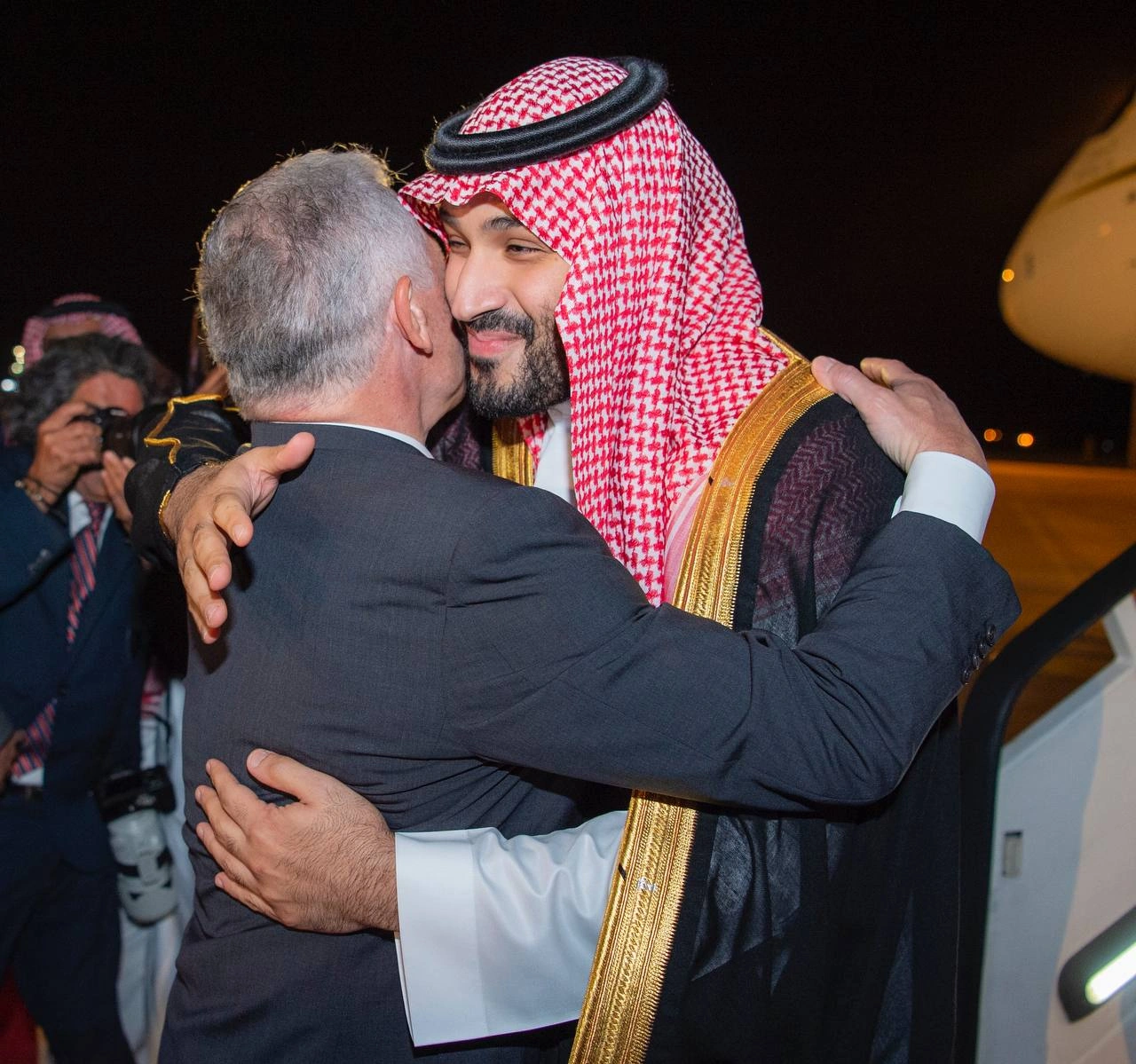 سمو سيدي ولي العهد يصل العاصمة عمّان وفي مقدمة مستقبليه جلالة ملك الأردن - صورة 1