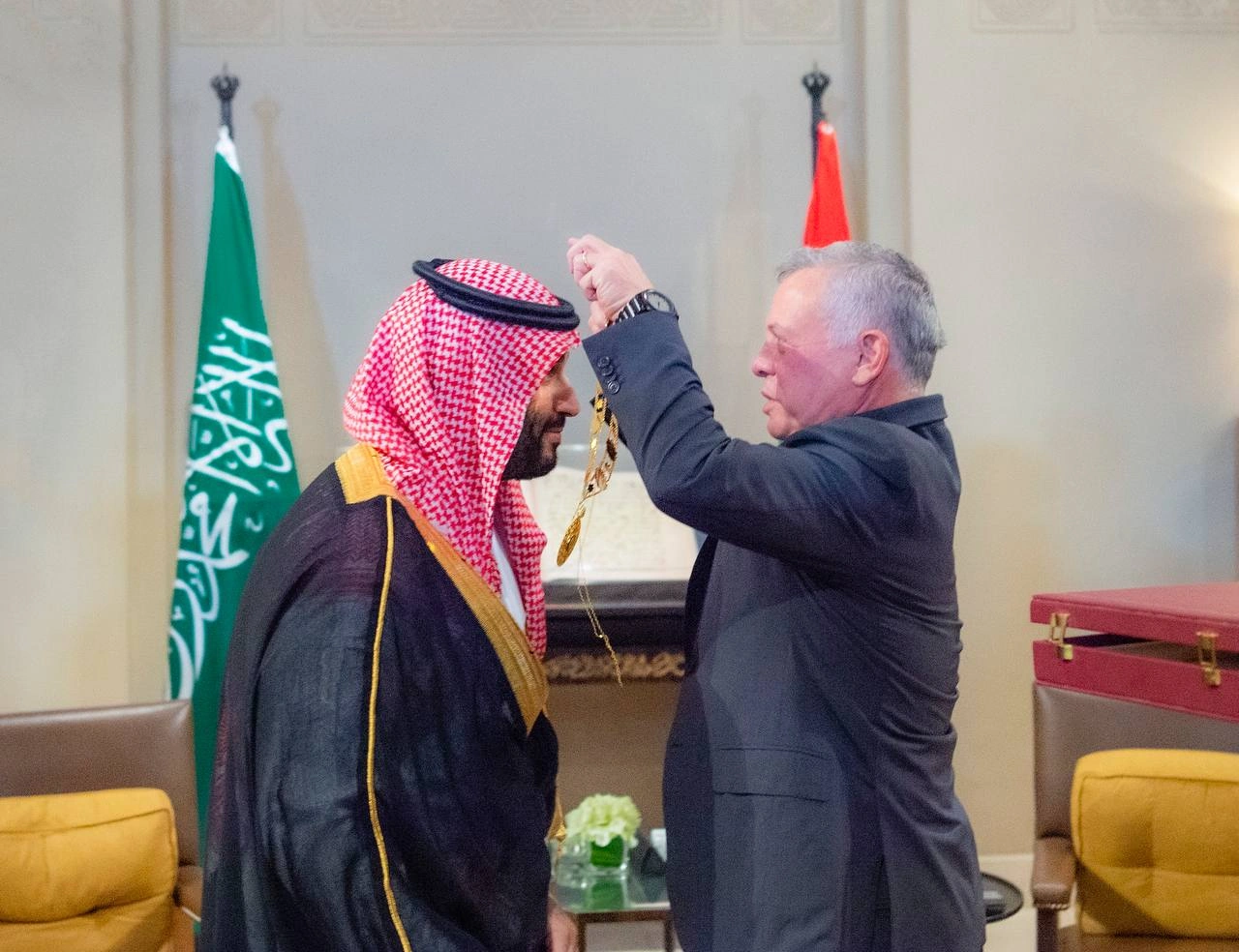 جلالة ملك الأردن يقدم لسمو سيدي ولي العهد قلادة الحسين بن علي - صورة 1