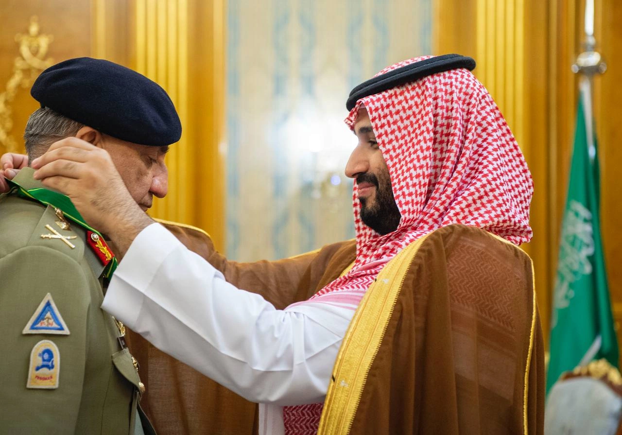 سمو سيدي ولي العهد يقلد قائد جيش باكستان وسام الملك عبدالعزيز - صورة 1