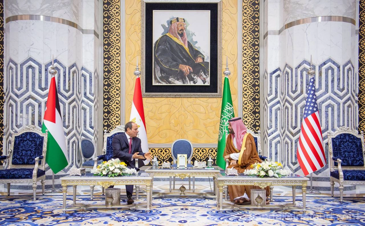 سمو سيدي ولي العهد يستقبل فخامة رئيس جمهورية مصر للمشاركة في قمة جدة - صورة 1