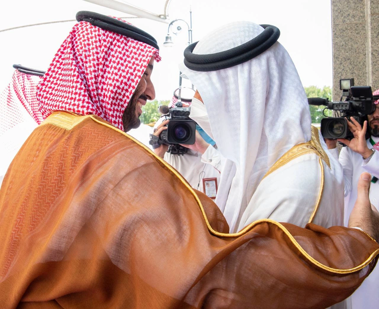 سمو سيدي ولي العهد يستقبل سمو رئيس دولة الإمارات للمشاركة في قمة جدة - صورة 1