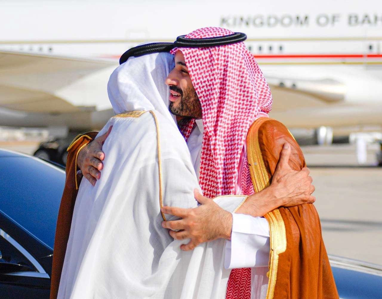 سمو سيدي ولي العهد في مقدمة مودعي سمو رئيس دولة الإمارات بعد المشاركة في قمة جدة للأمن والتنمية - صورة 1